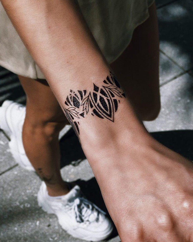Tattoo uploaded by Claire • By #ZelinaReissinger ig(@hala.chaya) #armband # bracelet #hokusai #wave • Tattoodo